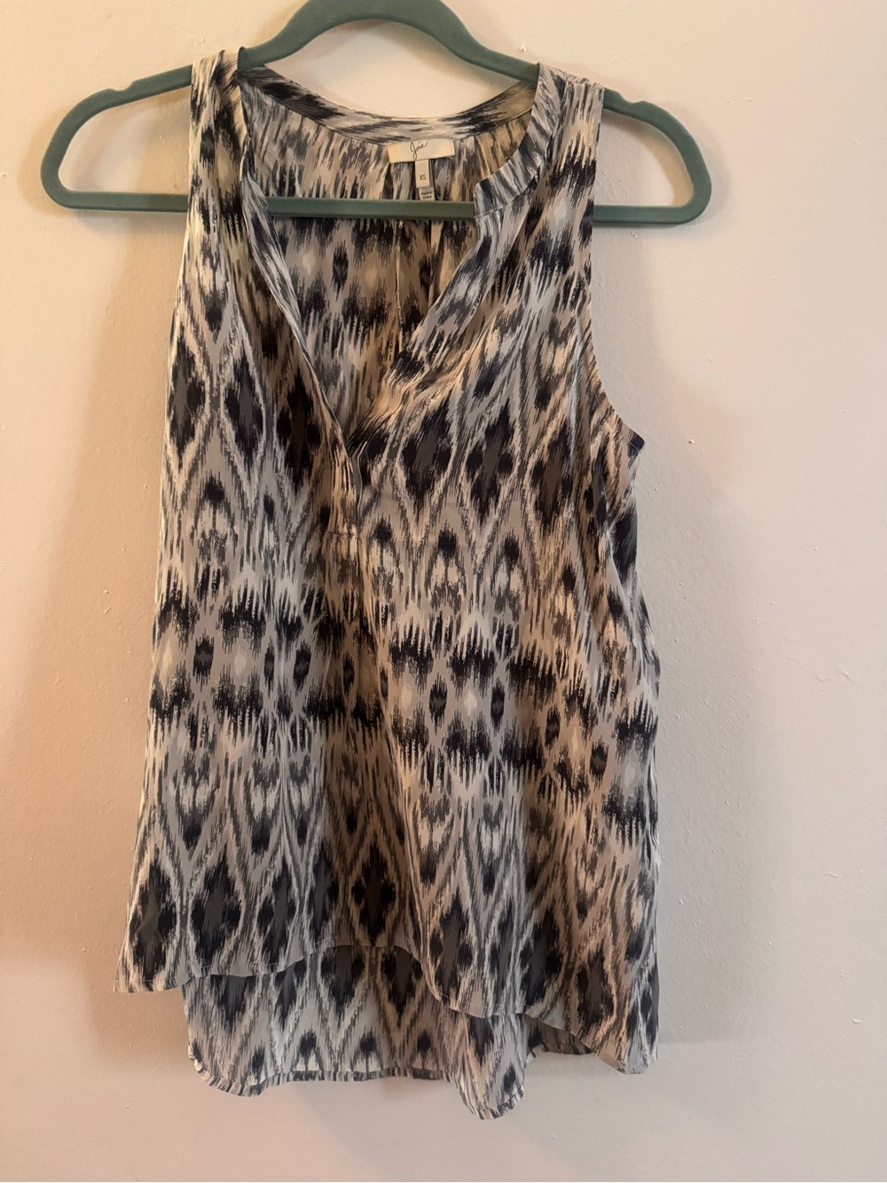 Joie Black and White Ikat V-Neck Sleeveless Camisole